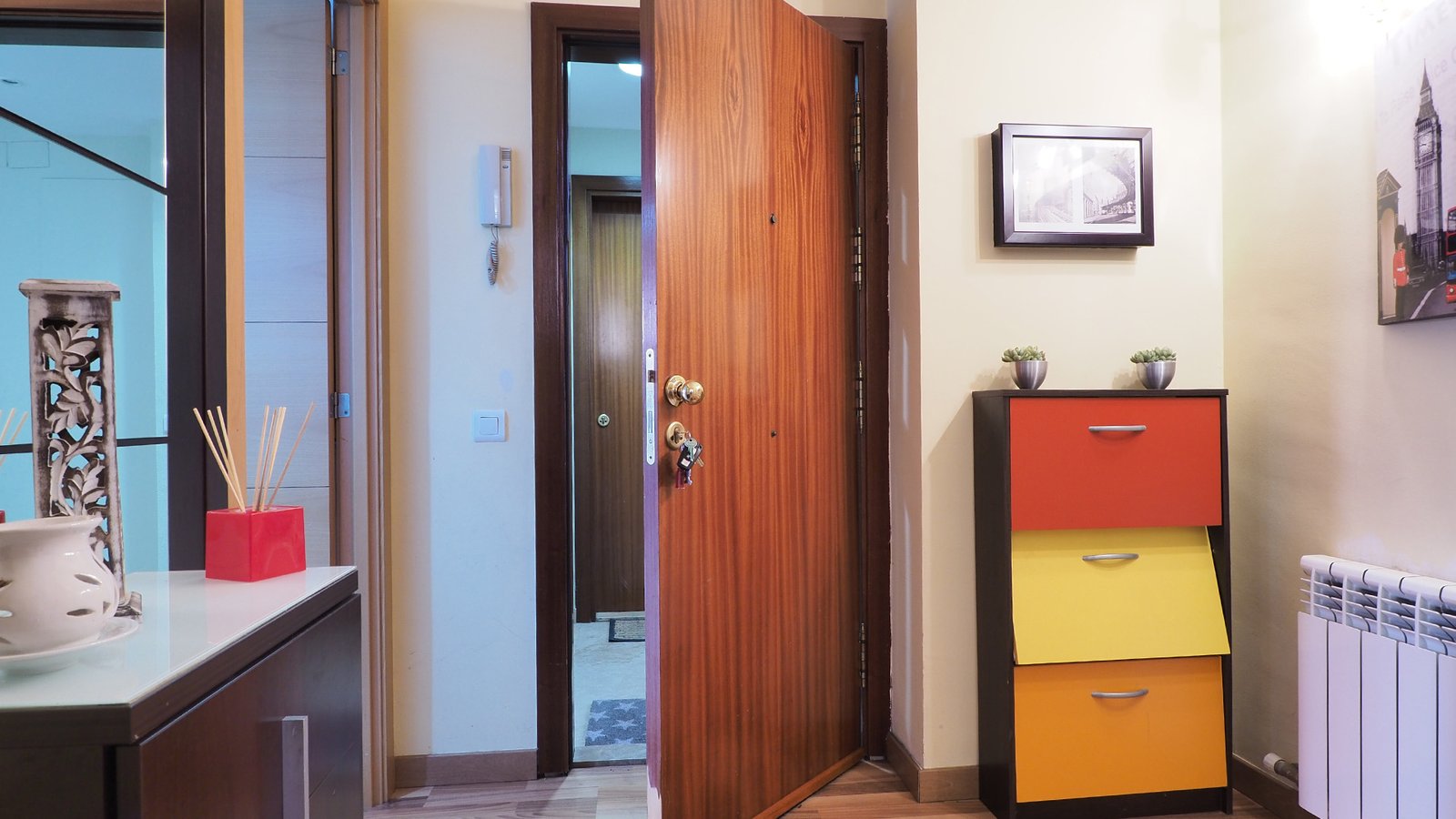 Recibidor entrada en piso en venta en la calle Bailen de Rubi, Barcelona Recibidor entrada en piso en venta en la calle Bailen de Rubi, Barcelona