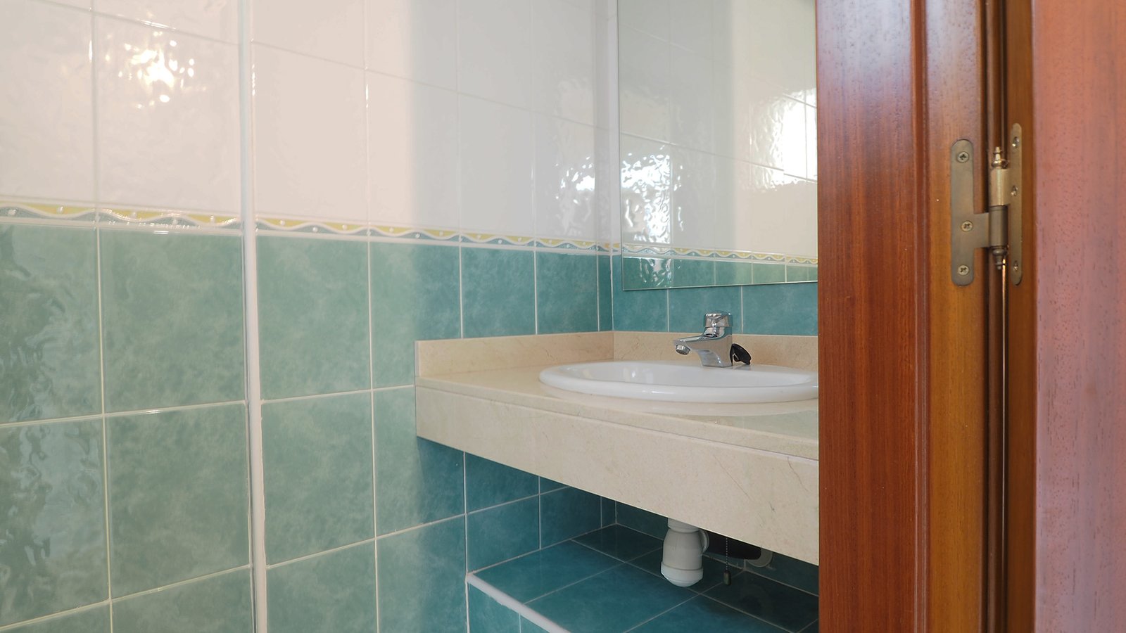 Lavabo adosado en venta en Rubi, Barcelona