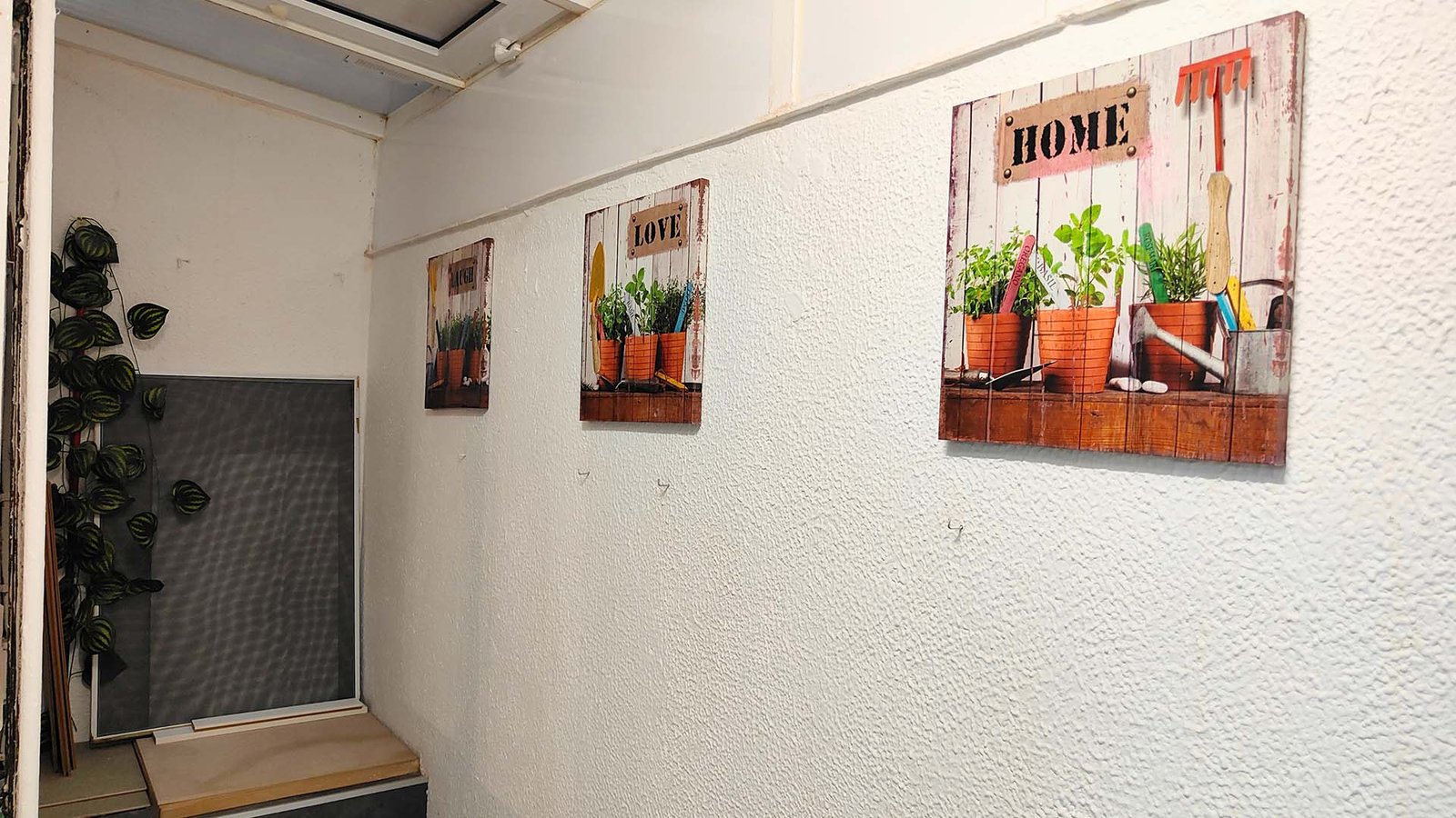 Patio interior cerrado de piso en venta en la calle Ramon Rocafull el barrio del Carmel en Barcelona