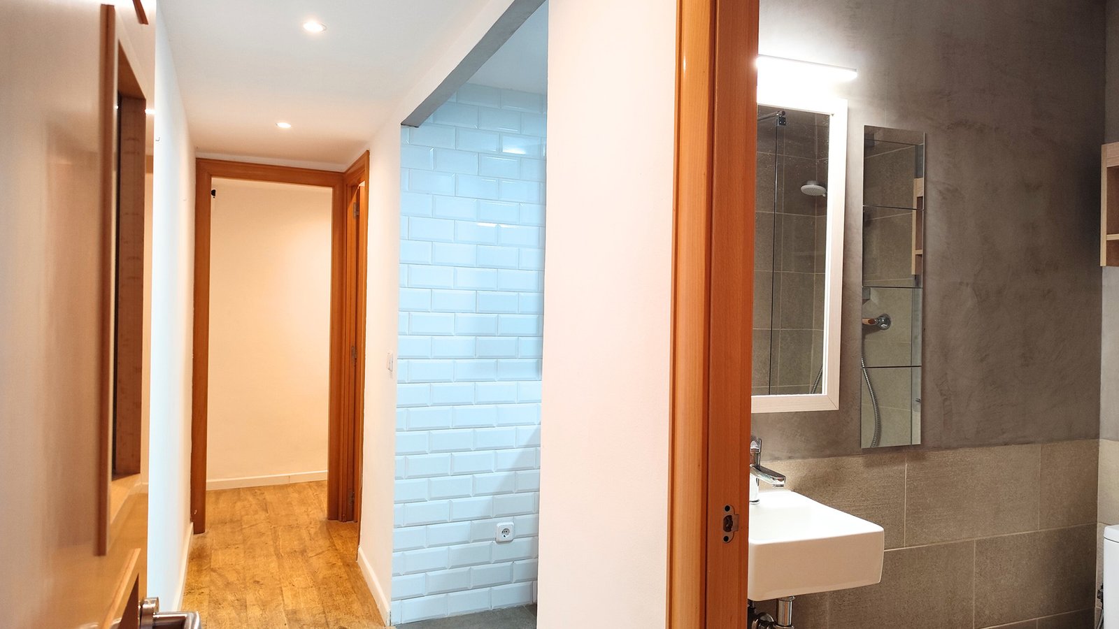 Pasillo de piso en venta en la calle Ramon Rocafull el barrio del Carmel en Barcelona