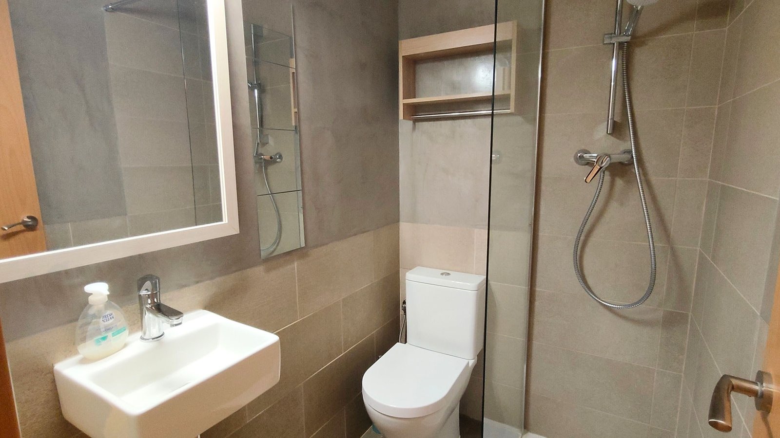 Lavabo baño de piso en venta en la calle Ramon Rocafull el barrio del Carmel en Barcelona