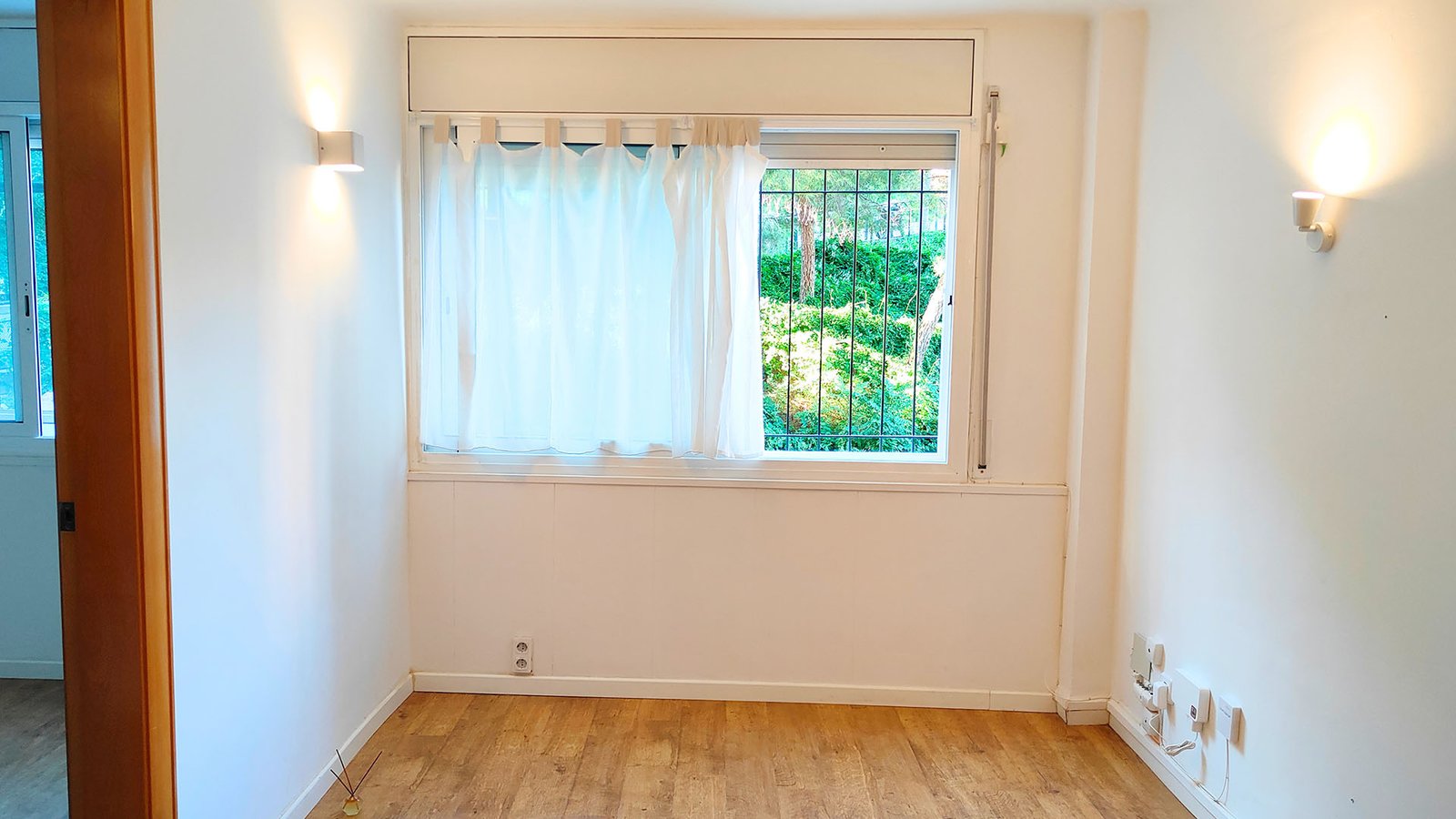 Salón comedor de piso en venta en la calle Ramon Rocafull el barrio del Carmel en Barcelona