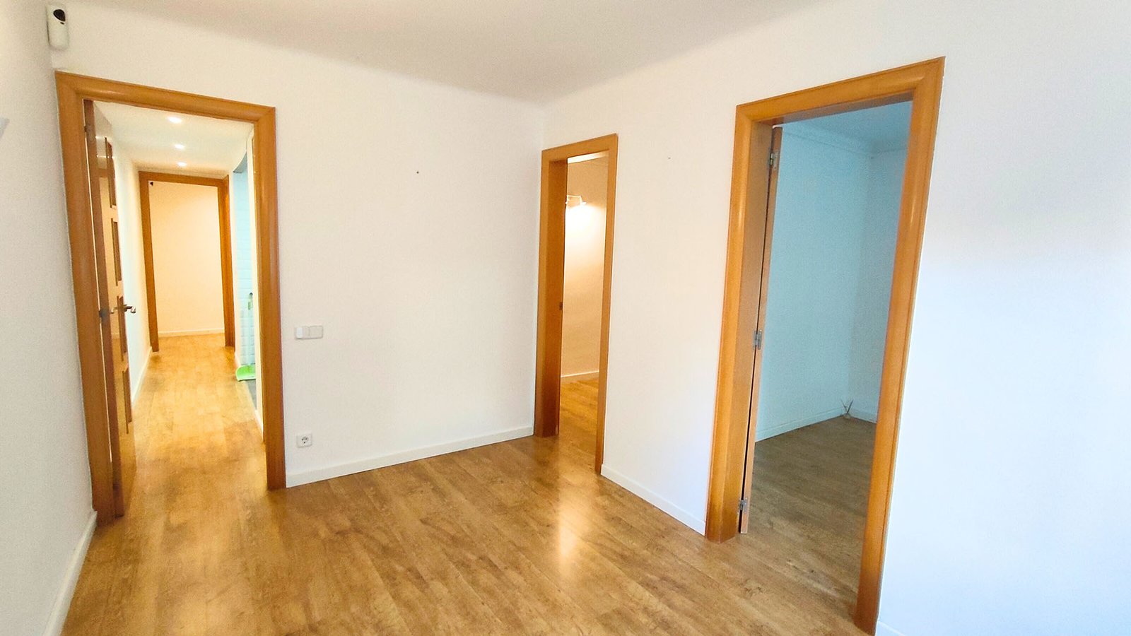 Salón comedor de piso en venta en la calle Ramon Rocafull el barrio del Carmel en Barcelona