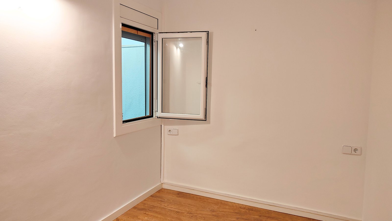 Habitación dormitorio de piso en venta en la calle Ramon Rocafull el barrio del Carmel en Barcelona