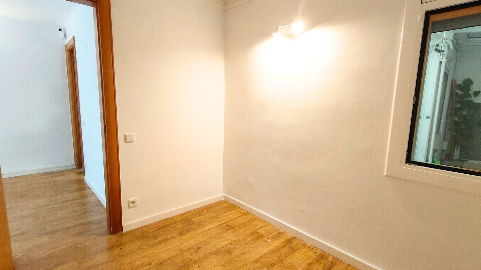 Habitación dormitorio de piso en venta en la calle Ramon Rocafull el barrio del Carmel en Barcelona