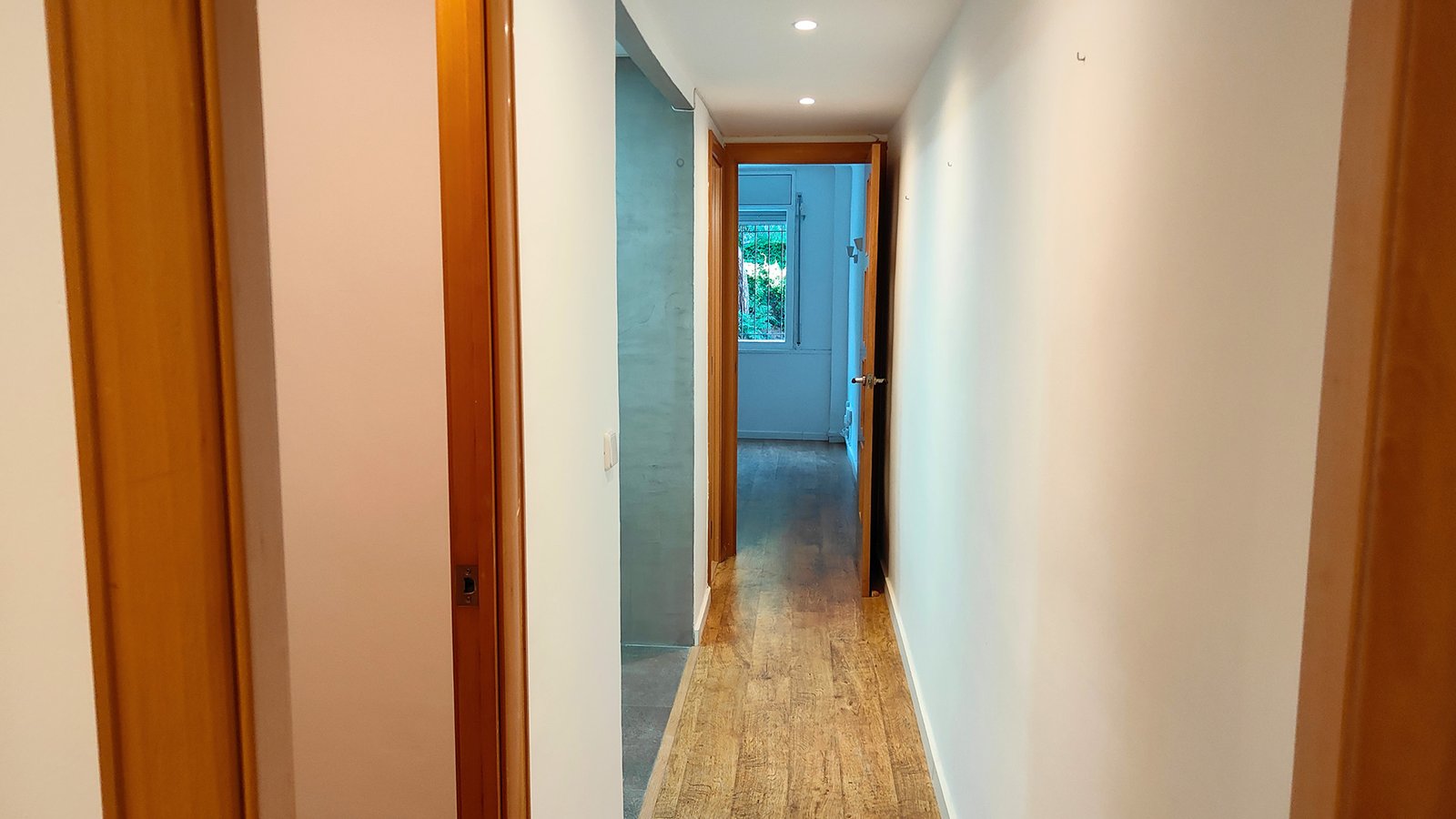 Pasillo de piso en venta en la calle Ramon Rocafull el barrio del Carmel en Barcelona