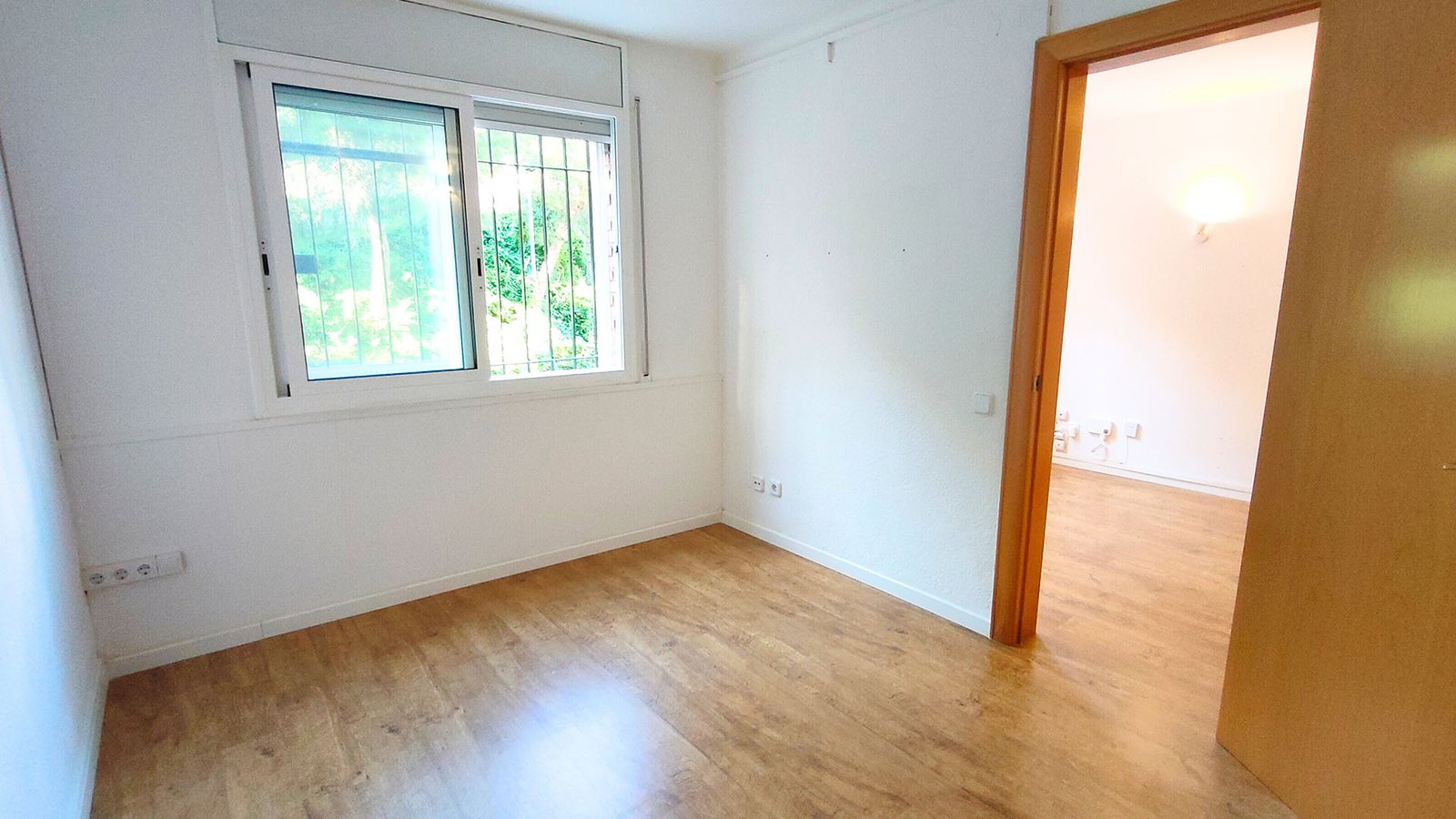 Habitación dormitorio de piso en venta en la calle Ramon Rocafull el barrio del Carmel en Barcelona
