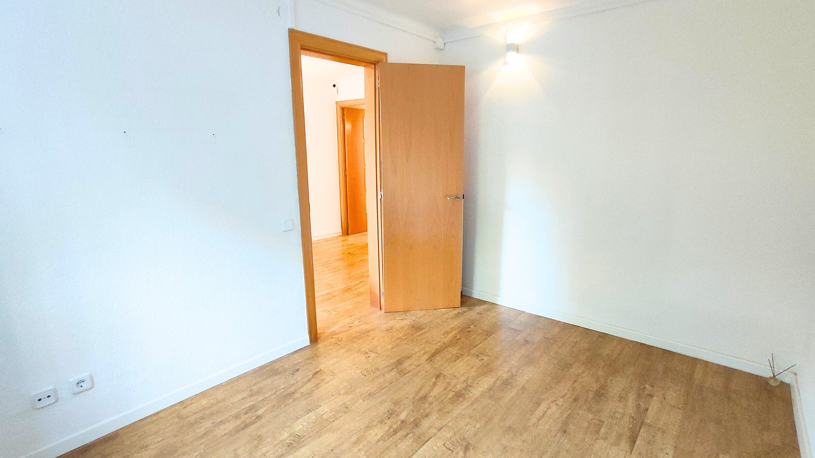 Habitación dormitorio de piso en venta en la calle Ramon Rocafull el barrio del Carmel en Barcelona