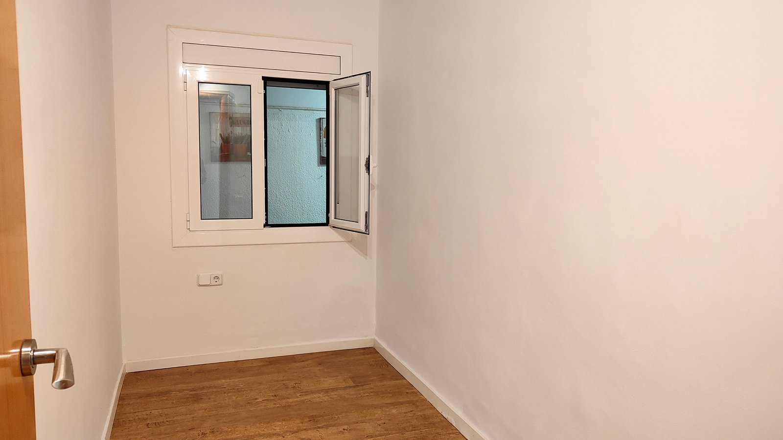 Habitación dormitorio de piso en venta en la calle Ramon Rocafull el barrio del Carmel en Barcelona