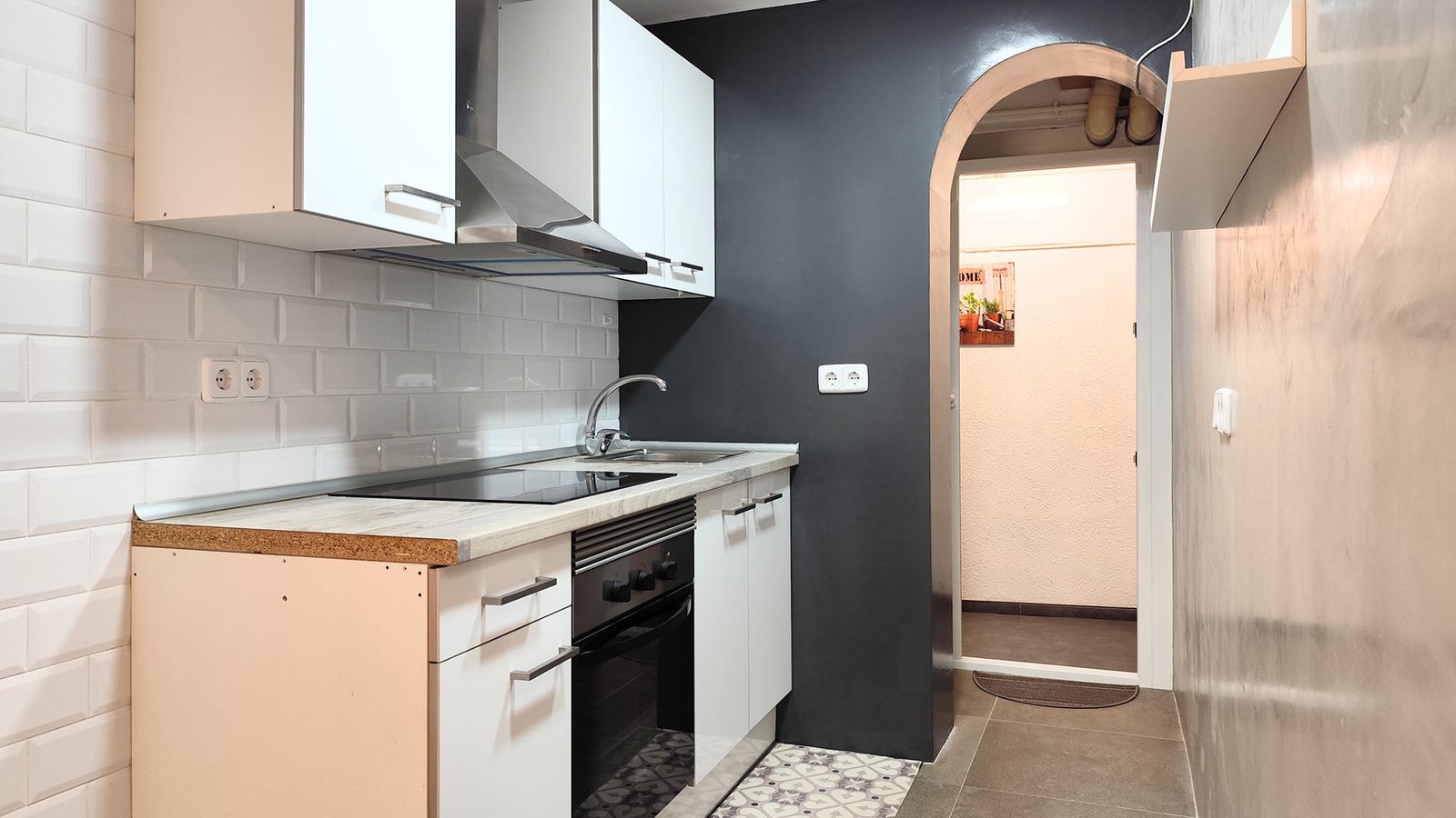 Cocina de piso en venta en la calle Ramon Rocafull el barrio del Carmel en Barcelona