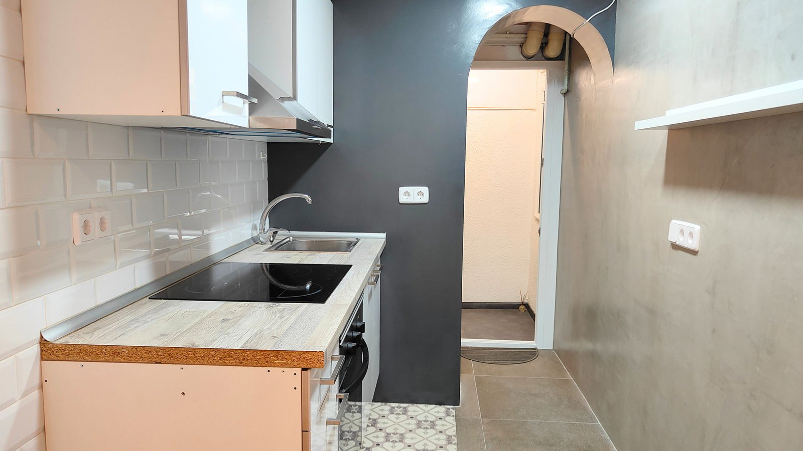 Cocina de piso en venta en la calle Ramon Rocafull el barrio del Carmel en Barcelona