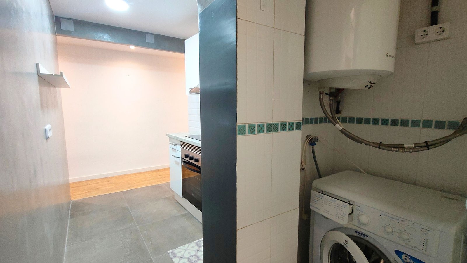 Lavadero en cocina de piso en venta en la calle Ramon Rocafull el barrio del Carmel en Barcelona