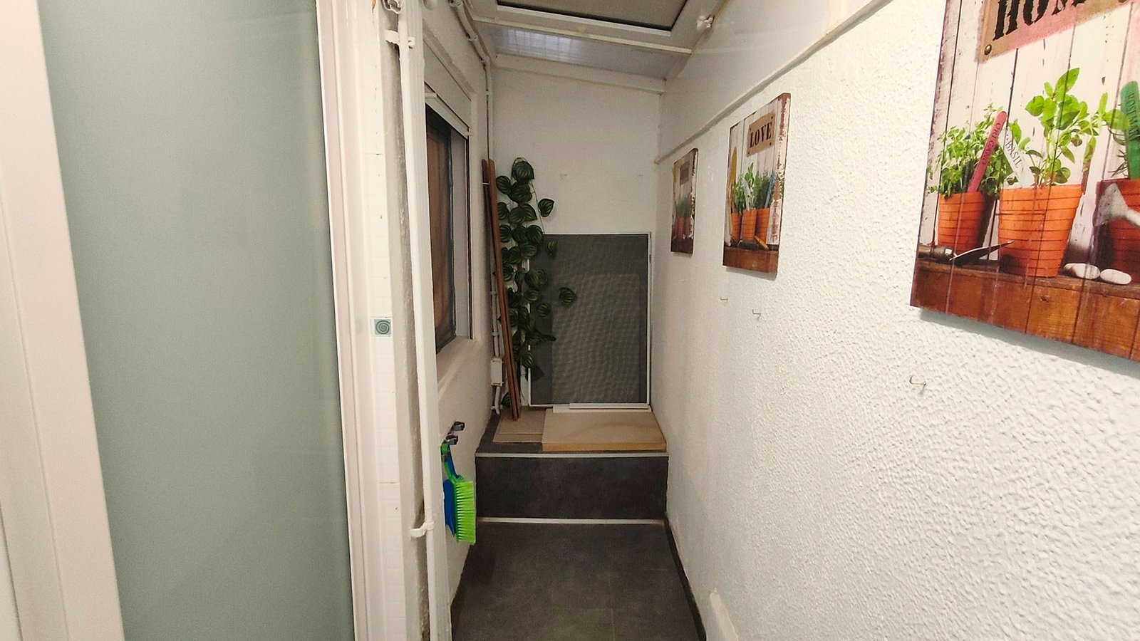 Patio interior cerrado de piso en venta en la calle Ramon Rocafull el barrio del Carmel en Barcelona