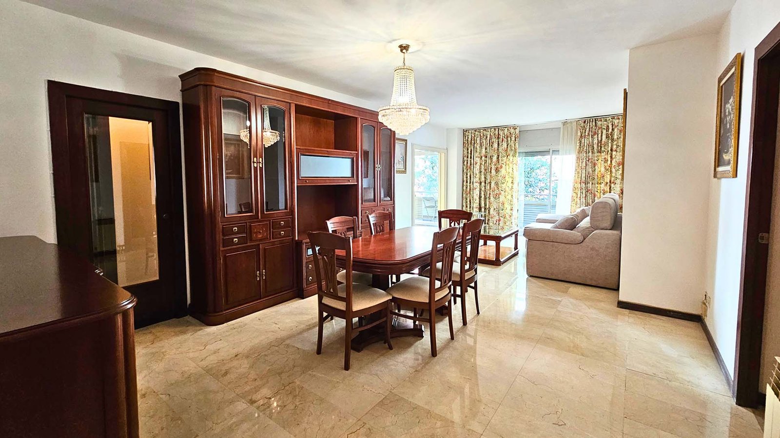 Salón comedor en venta calle Rosello, barrio de Eixample, Barcelona