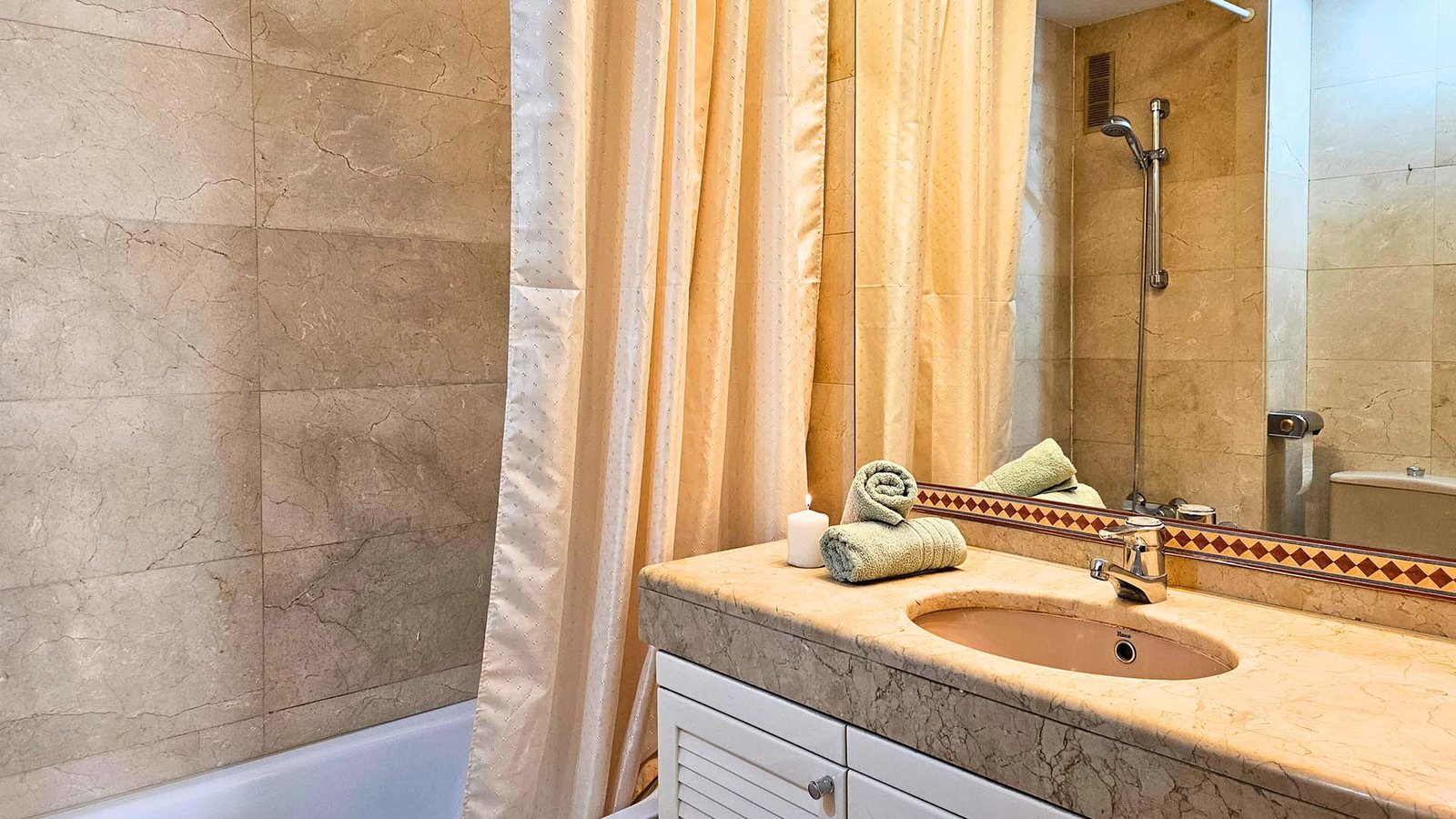 Baño completo piso en venta calle Rosello, barrio de Eixample, Barcelona