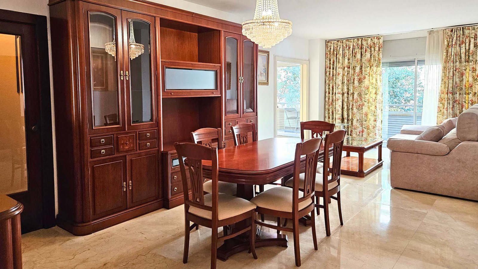 Salón comedor en venta calle Rosello, barrio de Eixample, Barcelona