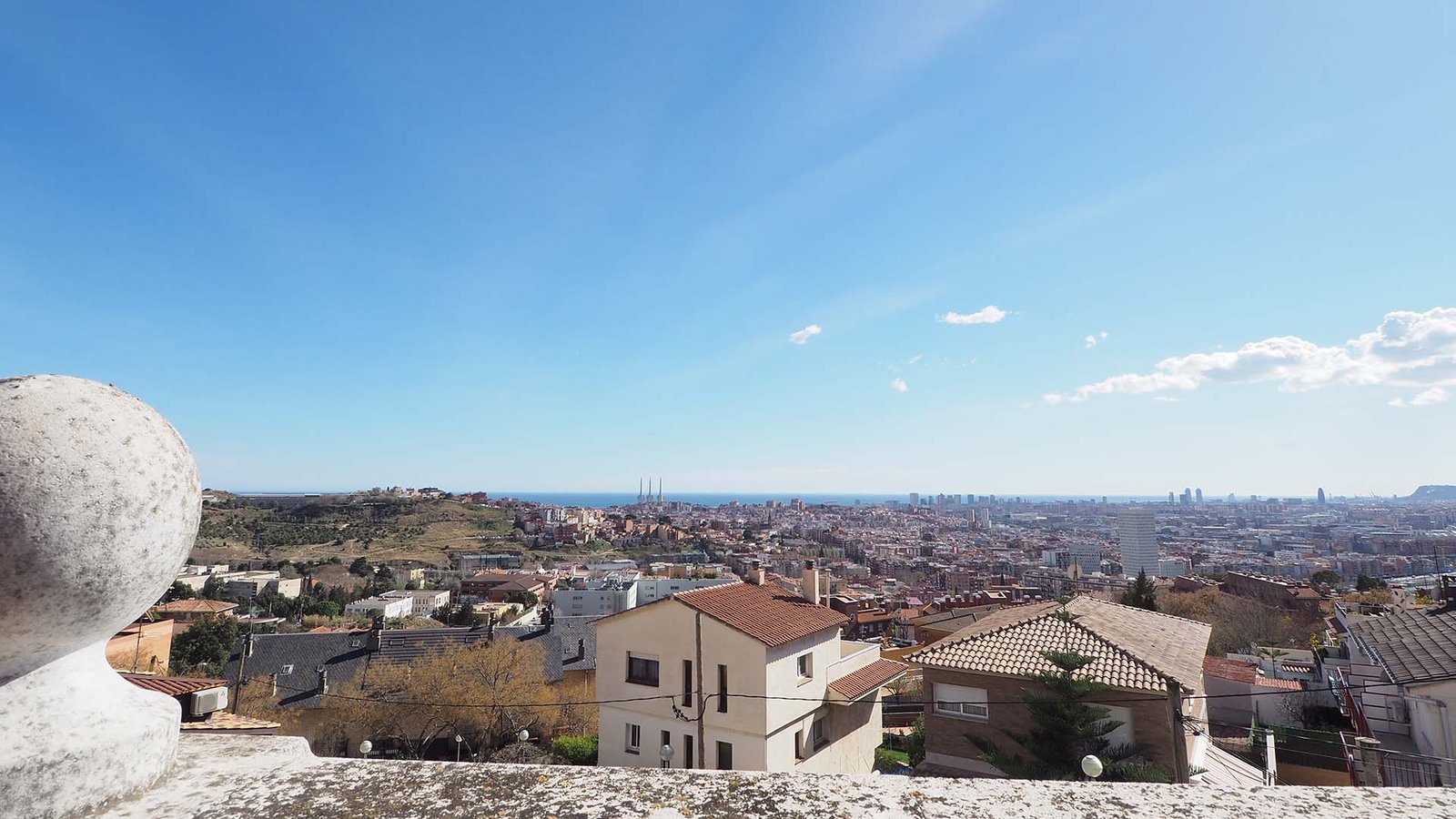 Vistas terraza a ciudad Barcelona desde duplex en venta en el barrio de Singuerlin
