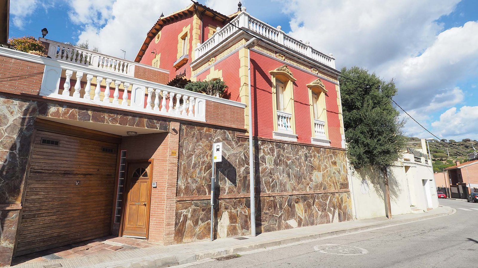 Fachada edificio duplex en venta en el barrio de Singuerlin